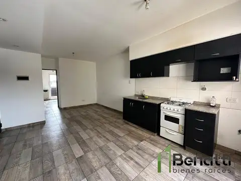 Departamento 2 ambientes al frente en 2do piso por escalera.