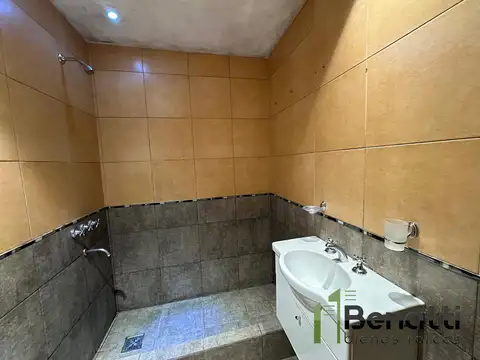 Departamento 2 ambientes al frente en 2do piso por escalera.