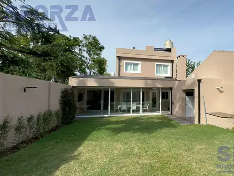 Venta de Casa con 5 ambientes con cochera jardín y pileta en Bella Vista APTA CREDITO