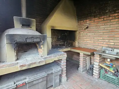 Casa 5 ambientes con 2 baños