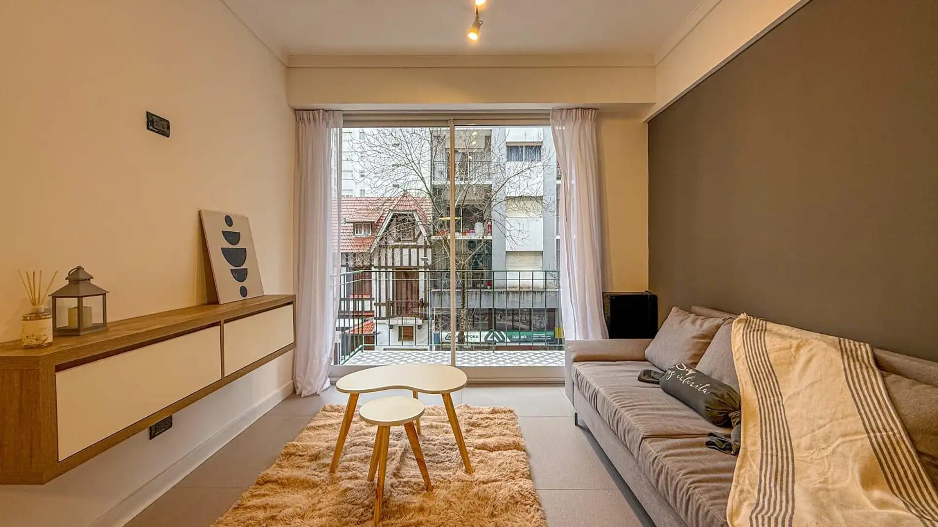 Venta de departamento 2 ambientes con dependencia - A la calle - Balcón saliente