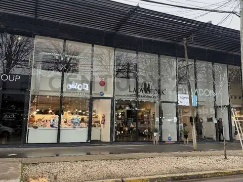 13c entre Cantilo y 473bis. Local en Venta