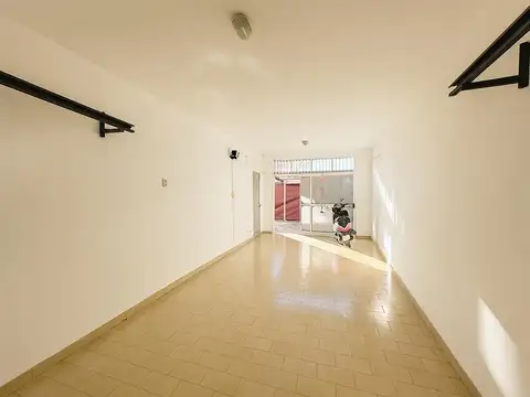 Casa 3 ambientes con patio y cochera para dos autos. Apto Credito