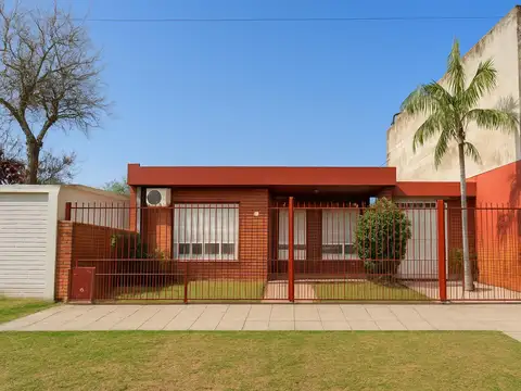 Casa 3 ambientes con patio y cochera para dos autos. Apto Credito