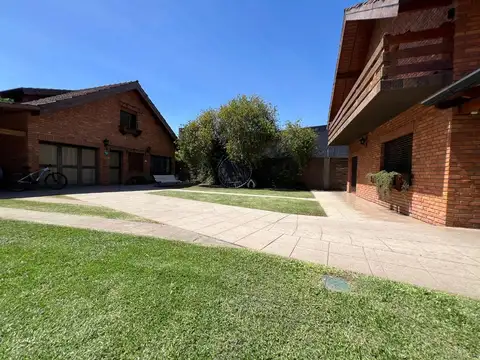 Casa 5 ambientes con 4 baños