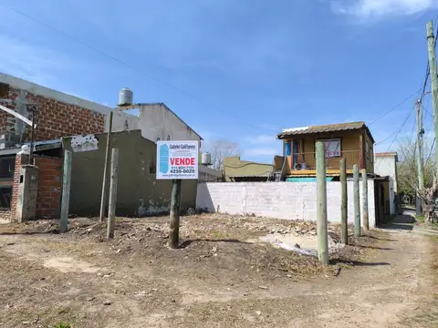 Vende LOTE EN ESQUINA(con Dptos en alquiler)