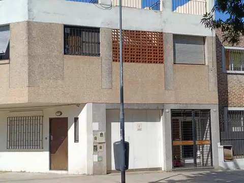 T/casa 5 ambientes c/ Cochera con patio y terraza