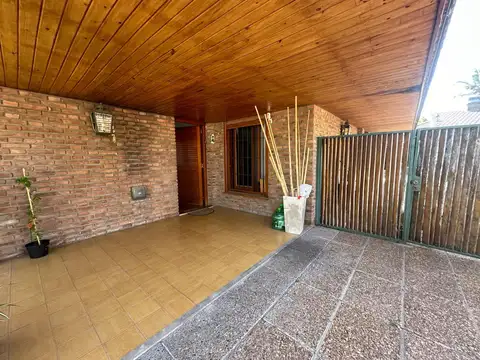 VENTA CASA 4 AMBIENTES EZPELETA FONDO-QUINCHO-DEPTO