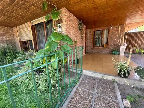 Casa 4 ambientes con 2 baños