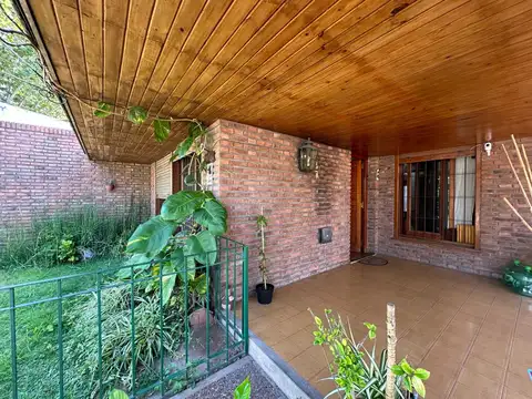 VENTA CASA 4 AMBIENTES EZPELETA FONDO-QUINCHO-DEPTO