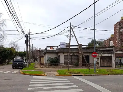 EN VENTA - CASA 4 AMBIENTES EN ESQUINA - EXCELENTE UBICACIÓN - SAN MIGUEL