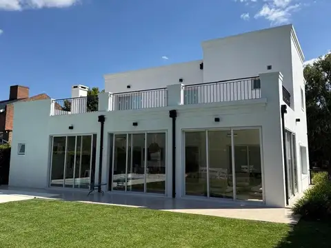 Casa en Venta con 2 cocheras