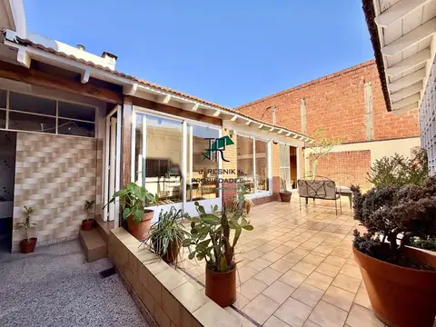 CASA 4 AMB - 2 COCHERAS - PATIO - QUINCHO - GALPÓN IMPECABLE