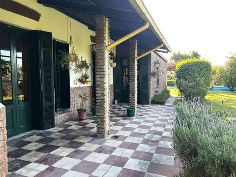 Casa 3 ambientes con pileta en venta en Platanos
