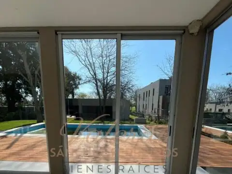 Casa en Alquiler con 1 cochera