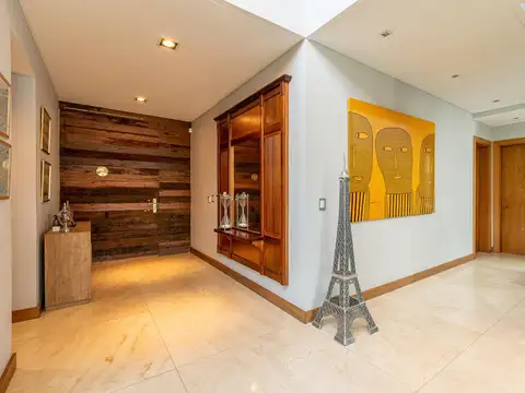 Casa en Alquiler con 3 cocheras