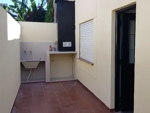 EXCELENTE DEPARTAMENTO TIPO CASA POR PASILLO AL MEDIO, 3 AMBIENTES CON 2 PATIOS PROPIOS DESCUBIERTOS