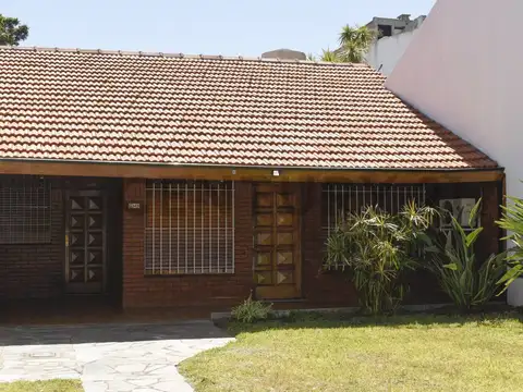 Venta de casa sobre lote propio de 3 ambientes en Olivos, APTO CREDITO