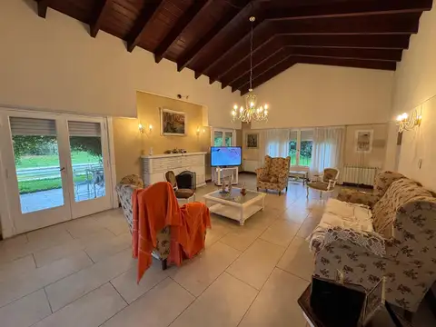 Casa de 5 amb, sobre 5 lotes con Pileta Climatizada