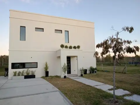 Casa 4 ambientes, en venta y alquiler. Barrio Acacias  Acepta financiacion