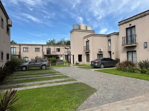 VENTA CASA 4 AMB MORENO CON COCHERA BARRIO CERRADO