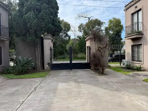 VENTA CASA 4 AMB MORENO CON COCHERA BARRIO CERRADO