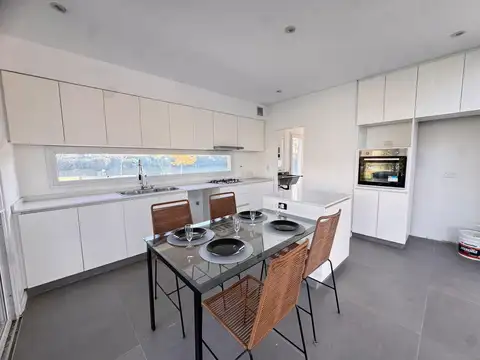 Casa en Venta con 3 cocheras