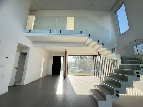 Casa 6 ambientes con 4 baños