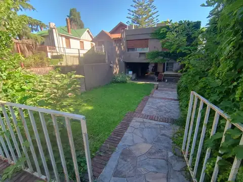 Casa en venta dos dormitorios patio verde con pileta y cochera