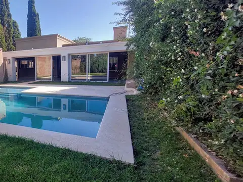 Casa de 4 amb. a la venta en Cañuelas