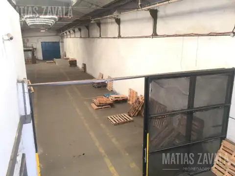 VENTA c/RENTA - Estupendo Galpón con salida a dos calles - a mts de avenidas - Barracas
