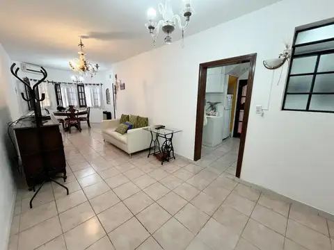 Casa 6 ambientes con 2 baños
