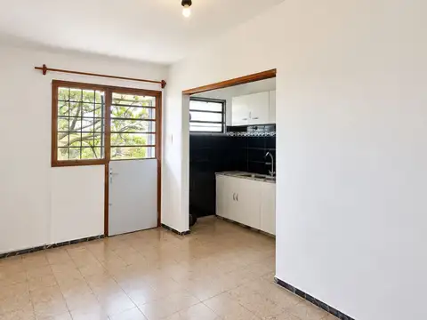 Alquiler un dormitorio y patio Perez Castellano