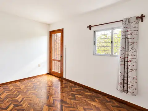 Alquiler un dormitorio y patio Perez Castellano
