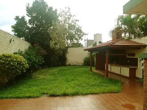 CASA DE 4 AMBIENTES EN 2 PLANTAS CON GARAGE, PARQUE Y PARRILLA ZEBALLOS 4064 AVELLANEDA