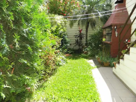 Triplex de 4 ambientes con jardín parrilla y garage para 2 vehículos 