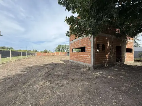 Lote 896m2 en venta con obra Iniciada en Sakura