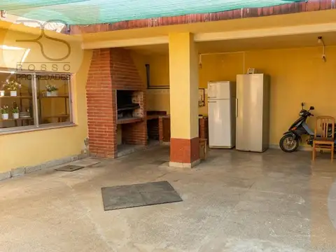 Casa en Venta con 3 cocheras