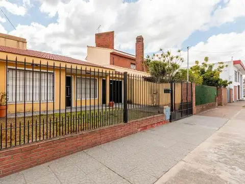 CASA EN VENTA 4 AMB CON PARQUE EN QUILMES OESTE