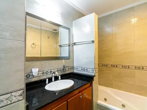 CASA EN VENTA 4 AMB CON PARQUE EN QUILMES OESTE