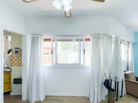 Chacabuco  al 200 entre Laprida y Aristobulo del Valle