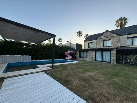 Casa en Venta con 2 cocheras