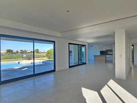 Casa 6 ambientes con 4 baños