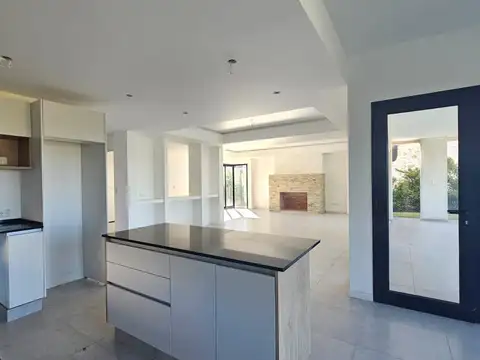 Casa en Venta con 3 cocheras