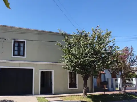 Casa en dos plantas | Con parque y pileta