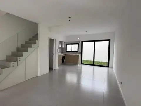 Casa 4 ambientes con 2 baños