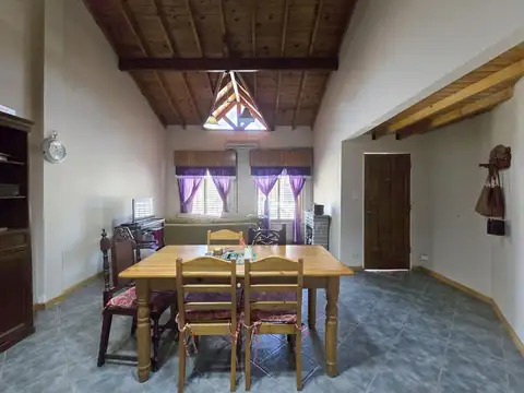 Casa en Alquiler con 2 cocheras