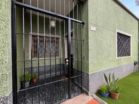 Casa de 3 ambientes con fondo y pileta   APTO CRÉDITO