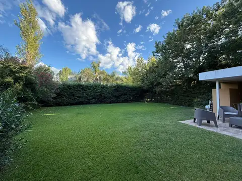 VENTA - Casa de dos dormitorios, cochera doble y parilla - Pueblo Esther.