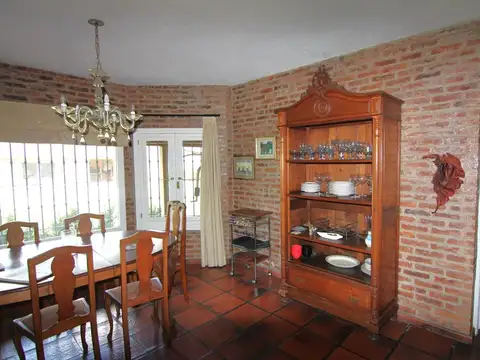 Casa en Alquiler con 3 cocheras